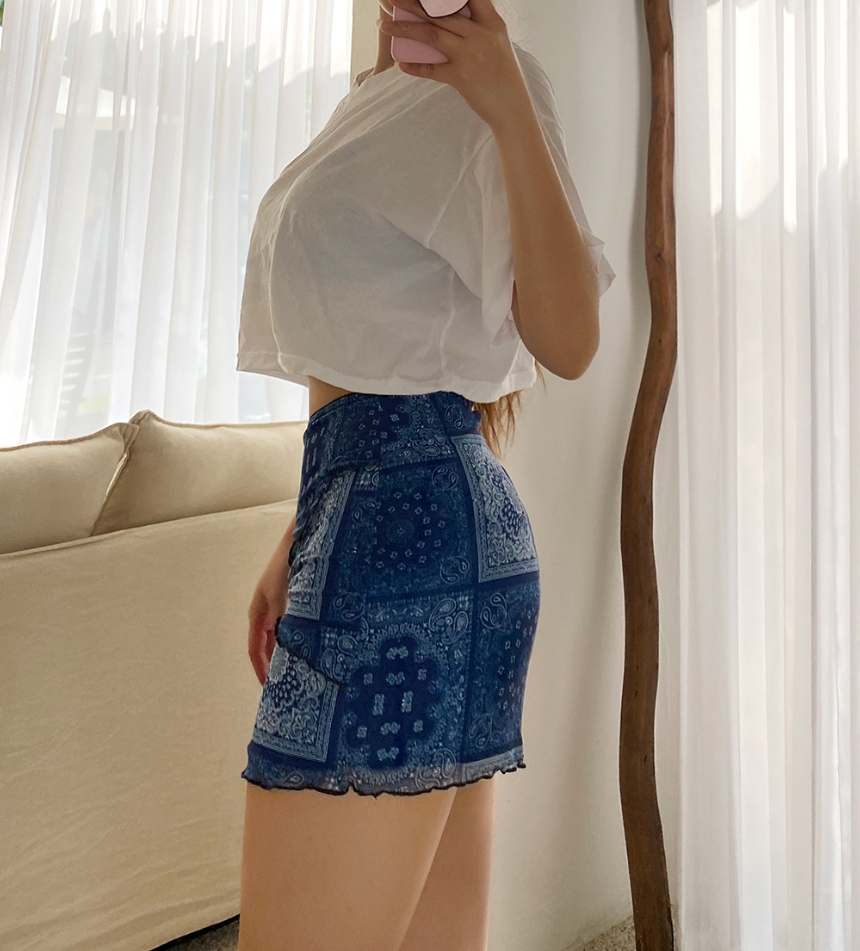 mini skirt model image-S4L3
